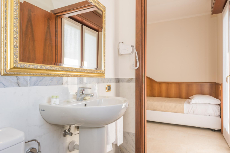Bathroom 4, Albergo Villa Priula, Bergamo