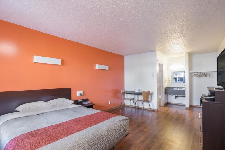 Others 5, Motel Bo Camrose, Division No. 10