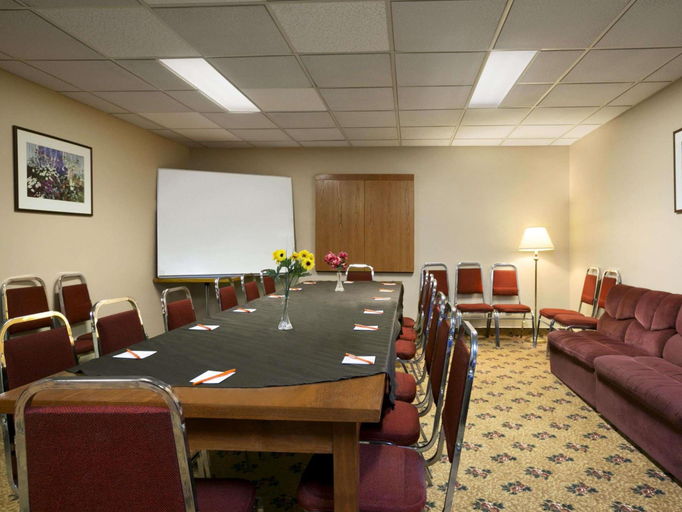 Business Facilities, Motel 6 Cornwall, ON, Stormont, Dundas and Glengarry