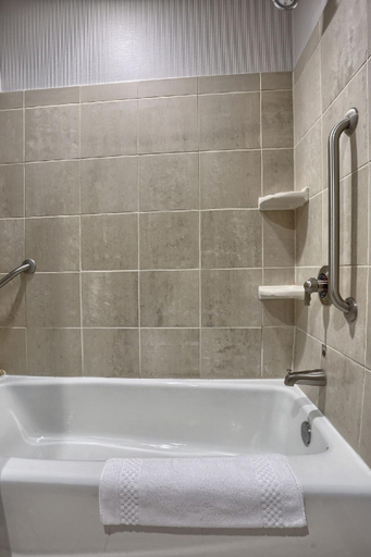 Bathroom 4, Cobblestone Hotel & Suites - Waynesboro, Franklin