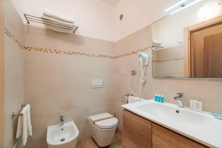 Bathroom 5, Hotel Portoconte, Sassari