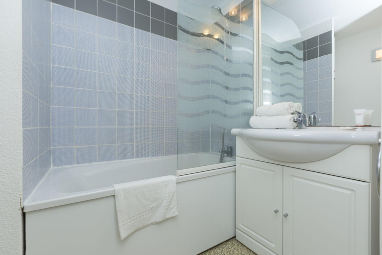 Bathroom 4, Residence Odalys Du Port, Gironde