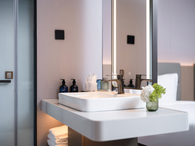 Bathroom 5, Holiday Inn Express Shanghai on The Bund, Shanghai