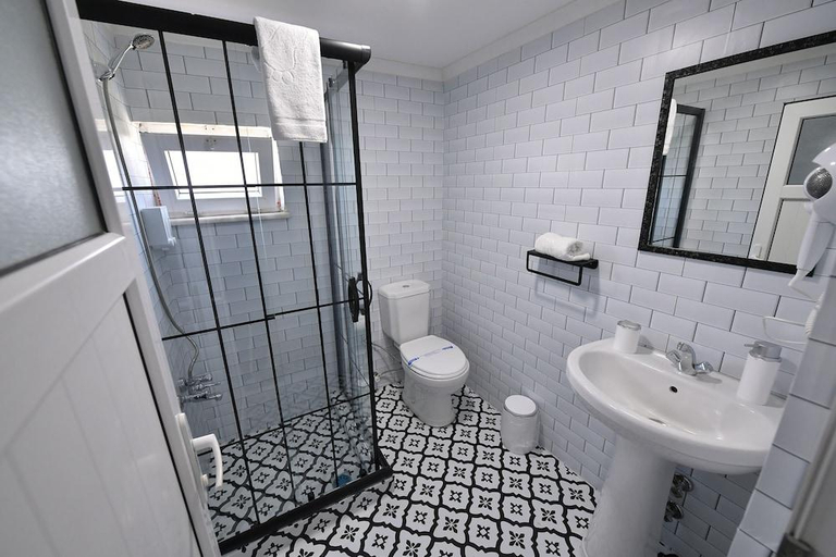 Bathroom 5, Nilhan Otel, Burhaniye