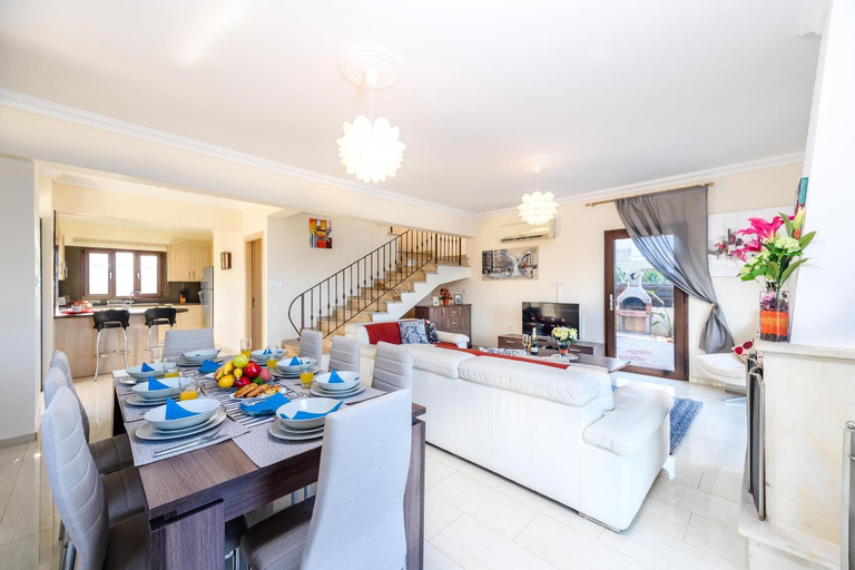 Shared lounge/TV area, Hanns Villa in Protaras