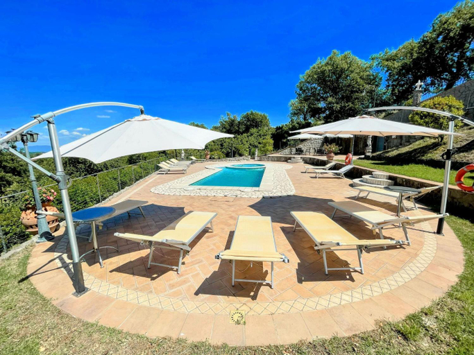 Sport & Beauty 2, Charming villa in Umbria - sleeps 24 - lake view - Pool, jacuzzi and events room, Viterbo