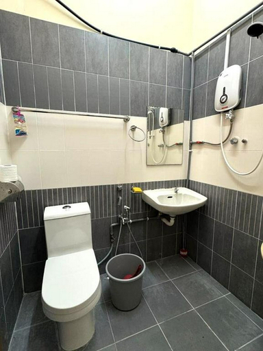 Bathroom 5, Spacious Comfort Stay @ Seremban-5R3B, Seremban