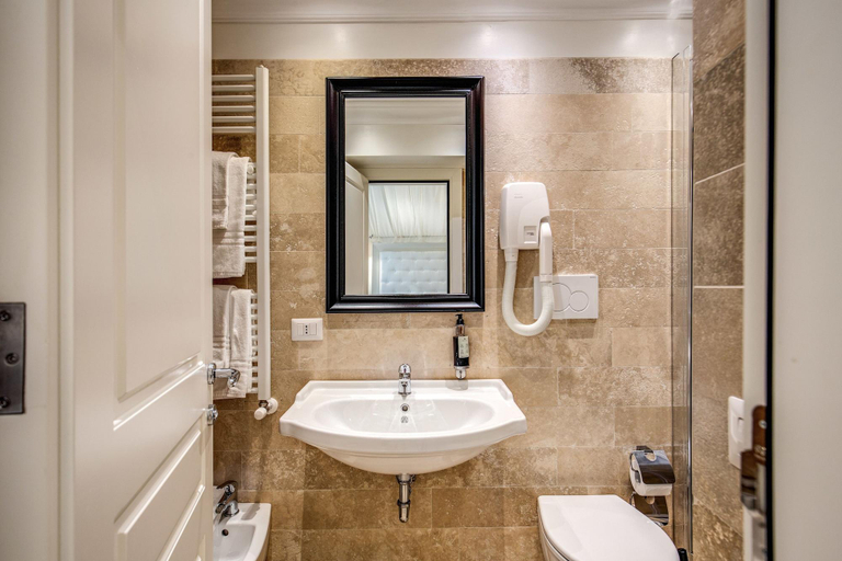 Bathroom 5, Hotel dei Quiriti, Rome