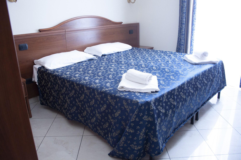 Bedroom 2, Caroline Suite, Rome