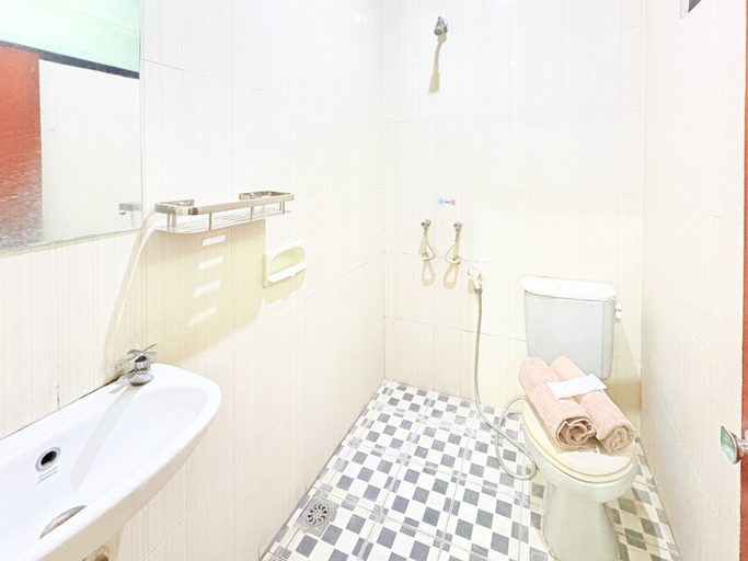 Bathroom 5, RedDoorz near Jawa Timur Park 1, Malang