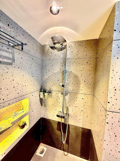 Bathroom 4, Weekend Address, Surat