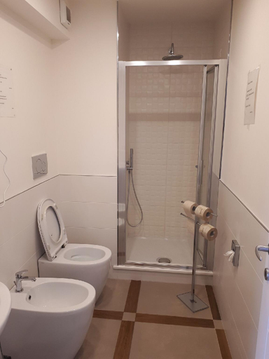 Bathroom 4, Seven Hostel & Rooms, Napoli