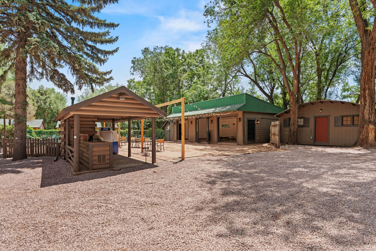 BBQ/picnic area 5, Timber Lodge Cabins 22, El Paso