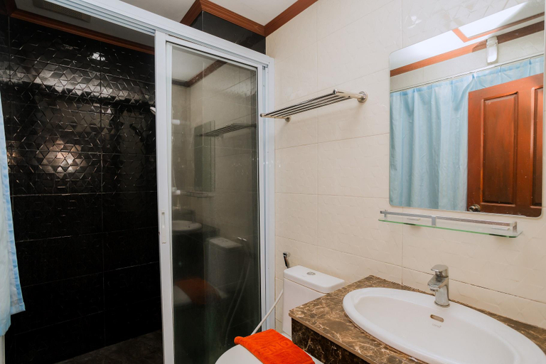 Bathroom 5, Vilayvong Hotel, Vangvieng