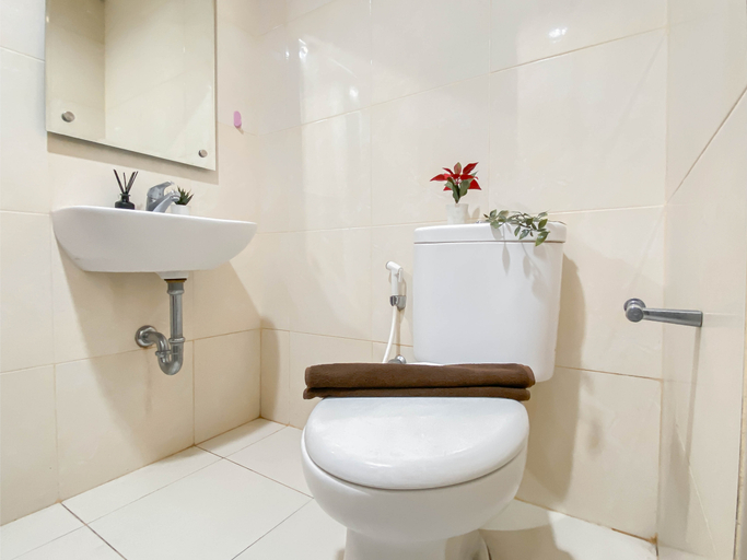 Bathroom 5, Simple Studio (No Kitchen) at Elvis Tower Apartment By Travelio, Cikarang