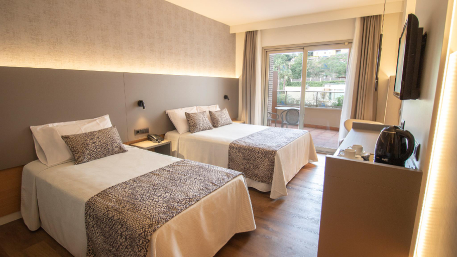 Bedroom 3, Golden Bahia de Tossa & Spa 4* Sup., Girona
