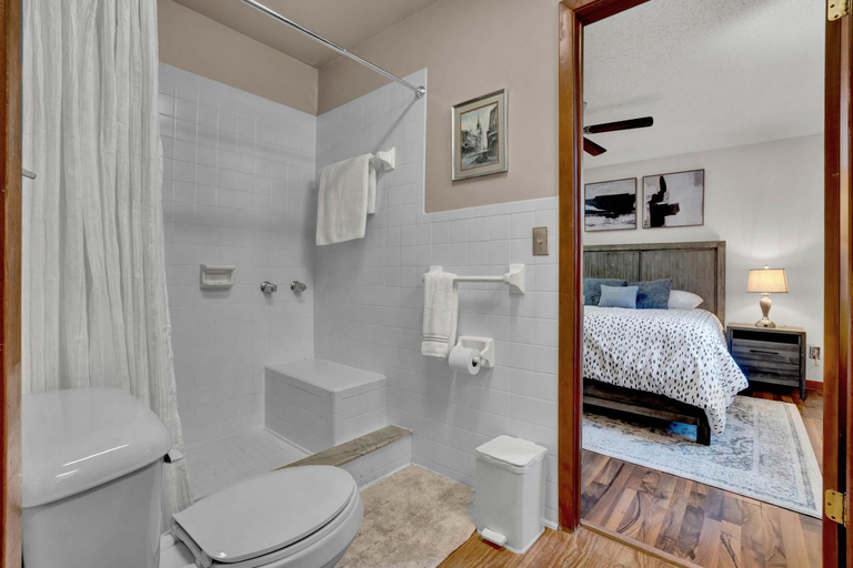 Bathroom 2, Uhost AI | Sleeps 15 Firepit Game Haven, Lake