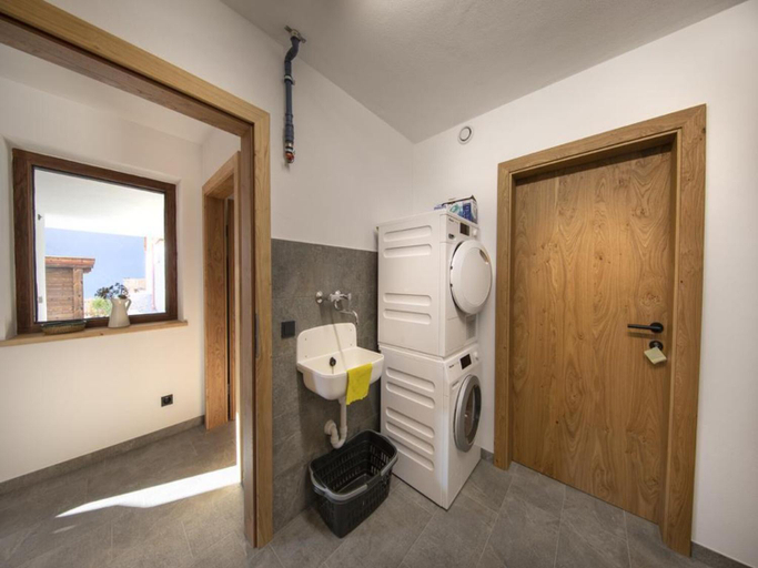 Bathroom 4, Alpine Chalet with Ski-In Access, Zell am See