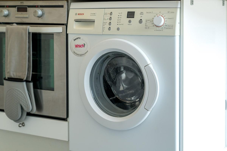 Bathroom 2, NEW! Cosy Flat - Free Secure Parking - Wapping Station, London