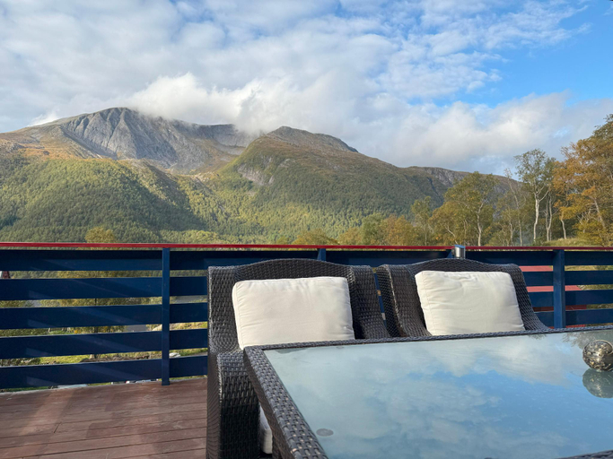 Balcony/terrace 4, Spacious house, with boat, in beautiful landscape, Tustna