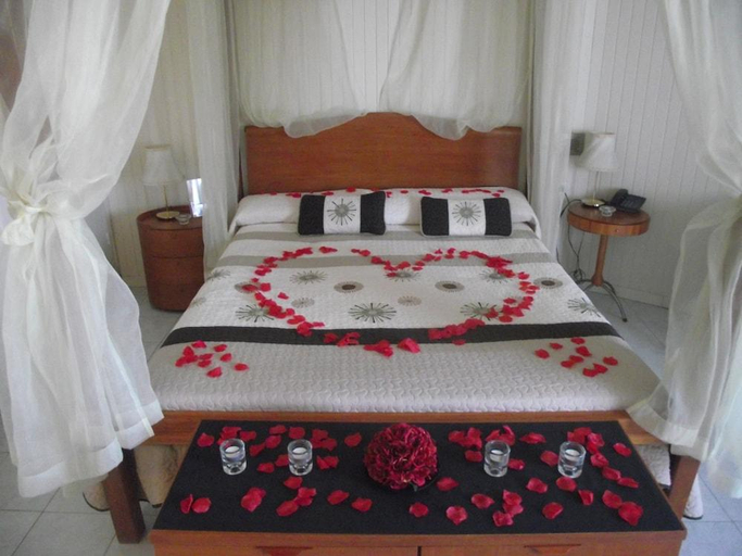 Bedroom 2, Ampuria Inn, Girona