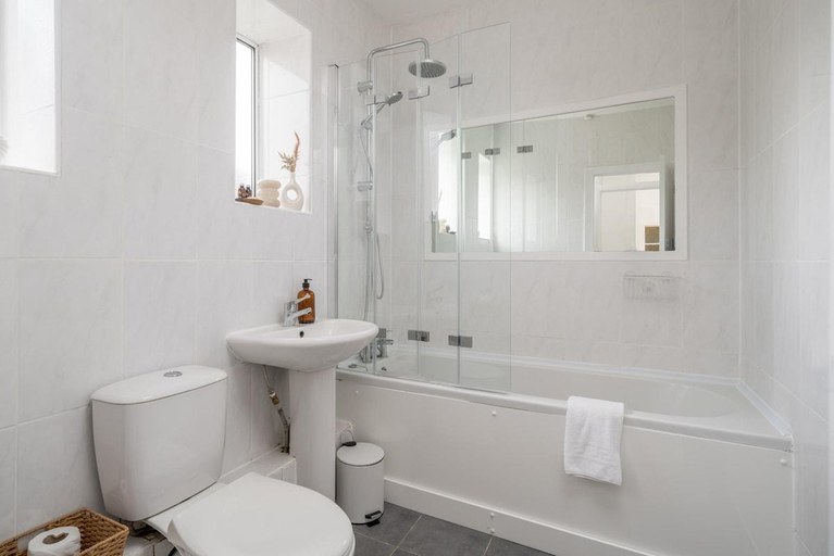 Bathroom 3, NEW! Cosy Flat - Free Secure Parking - Wapping Station, London