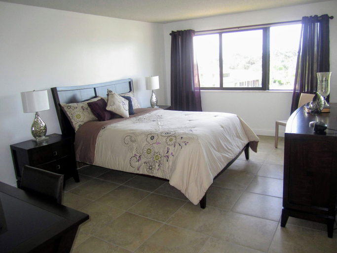 Room 2, Golden Isles Hallandale Water view, Broward