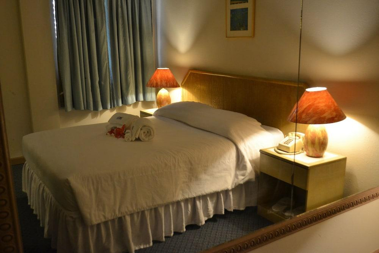 Bedroom 1, West Plaza Desekel