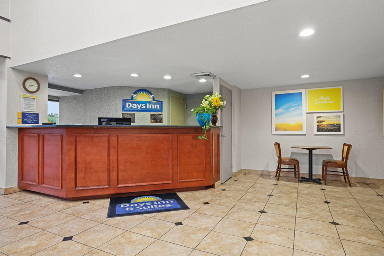 Public Area 2, Days Inn by Wyndham Utica, Oneida