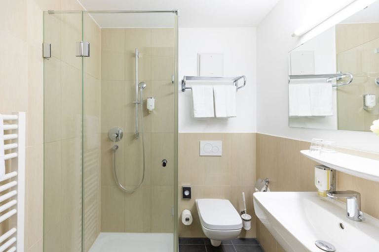 Bathroom 5, Garner Hotel FRANKFURT - PALMENGARTEN by IHG, Frankfurt am Main