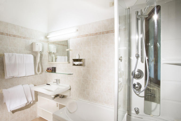 Bathroom 3, Hotel Hermitage, Florence