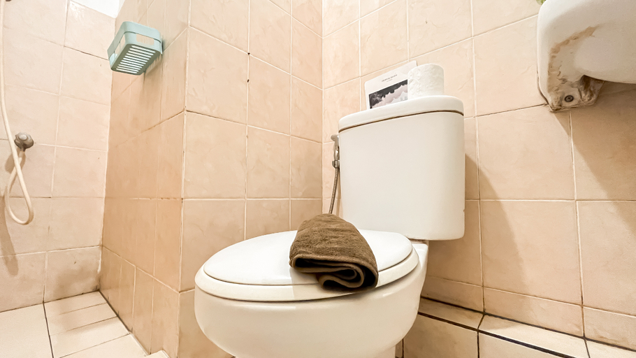 Bathroom 5, Basic 2BR Apartment at Green Bay Pluit By Travelio, Jakarta Utara