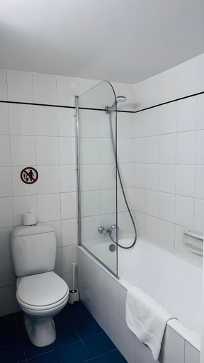 Bathroom 5, Navarria Hotel