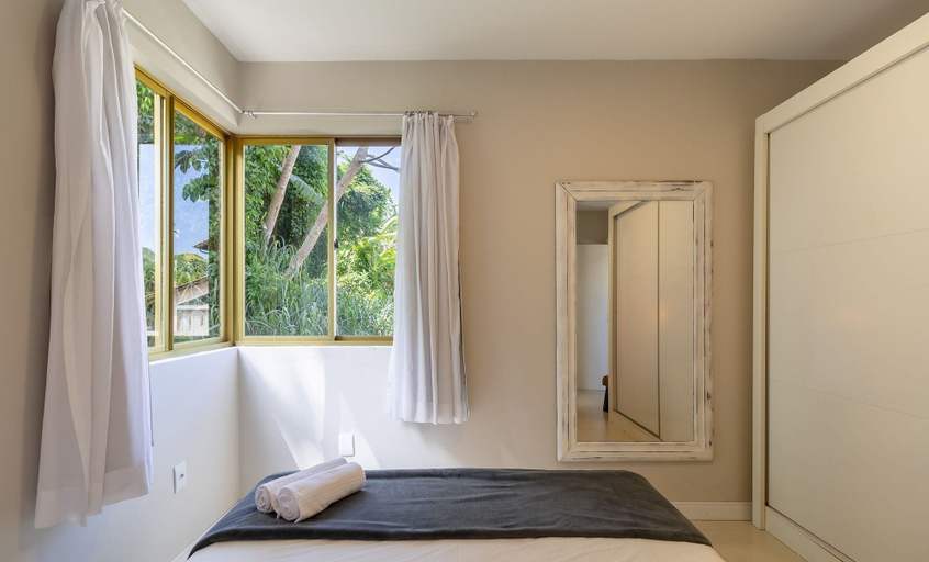 Room 4, Sea View Apt 240m From the Beach in Jurere Ido207, Florianopolis