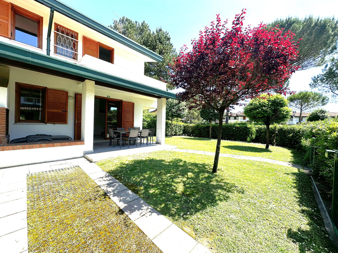 Garden 2, Comfy Bibione Villa With Pool Access, Venezia
