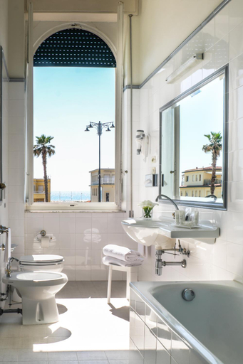 Bathroom 5, Grand Hotel Royal, Lucca