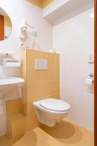 Bathroom 4, Olympik Tristar, Praha 7