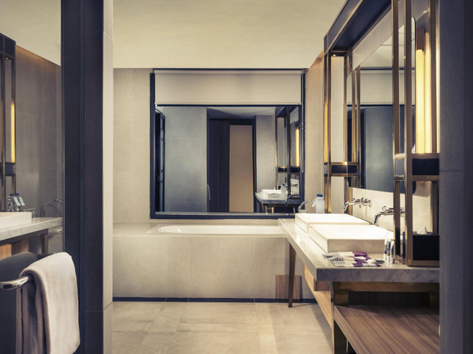 Bathroom 5, Mercure Bandung City Centre, Bandung
