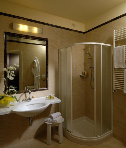 Bathroom 5, Grand Hotel Royal, Lucca
