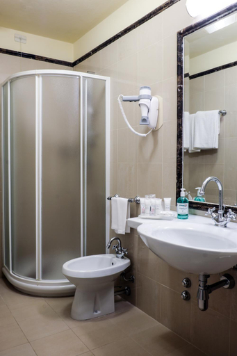 Bathroom 5, Grand Hotel Royal, Lucca