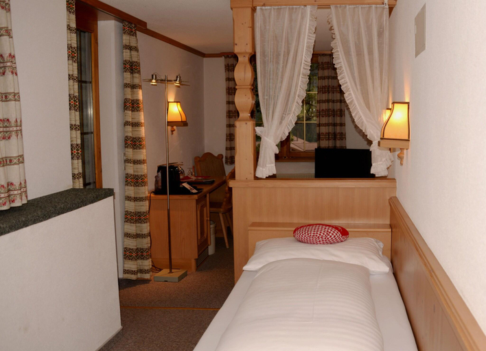 Bedroom 3, Hotel Alpenhof, Interlaken