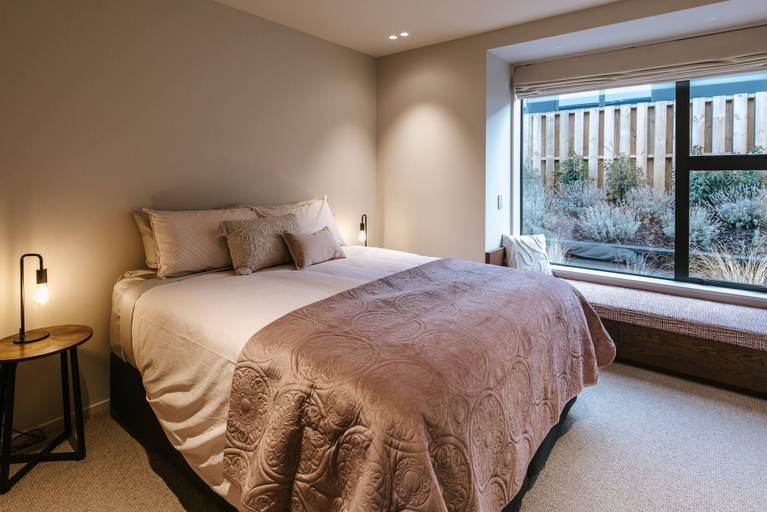 Room 3, Riverslea - Pool - Sleeps 10, Queenstown-Lakes