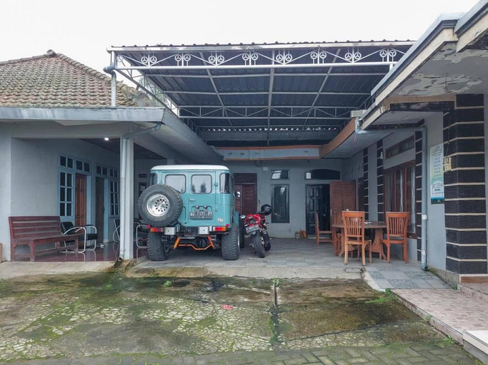 Exterior & Views, Sri Dewi Homestay RedPartner, Probolinggo