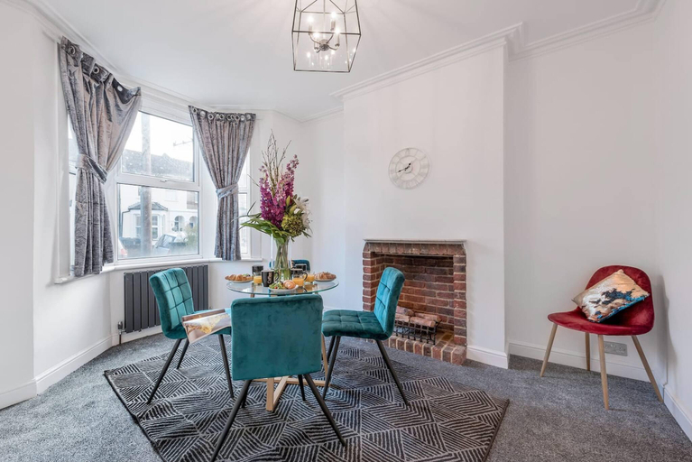 2, Glamorous Spacious House, London