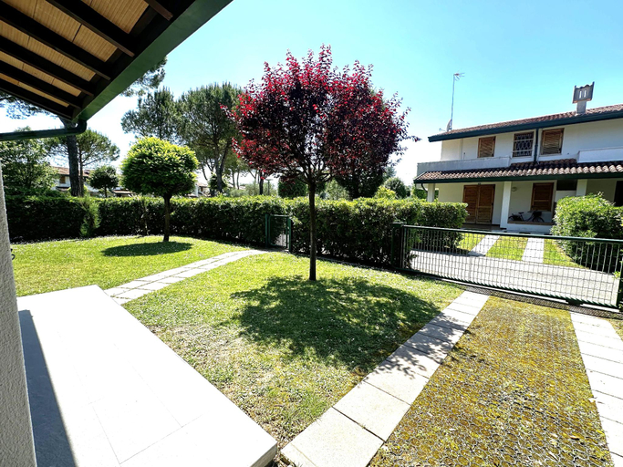 Garden 4, Comfy Bibione Villa With Pool Access, Venezia