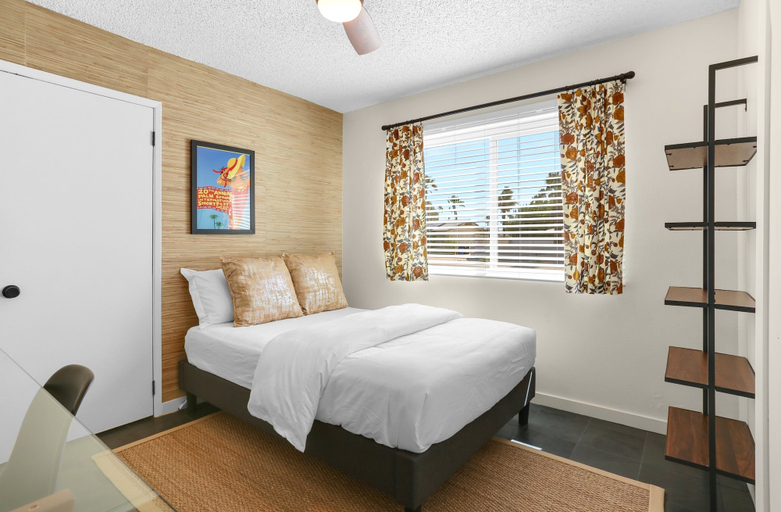 Room 5, Tangerine Desert Dreams, Riverside