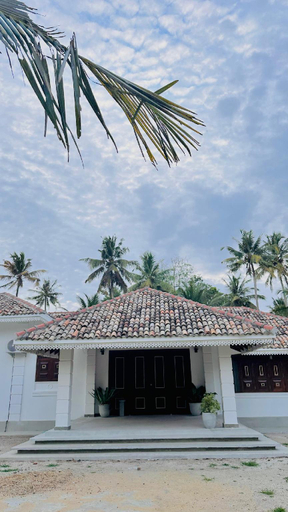 Entrance 2, The RidgeColonial Villa - 10 min walk to Beach, Weligama
