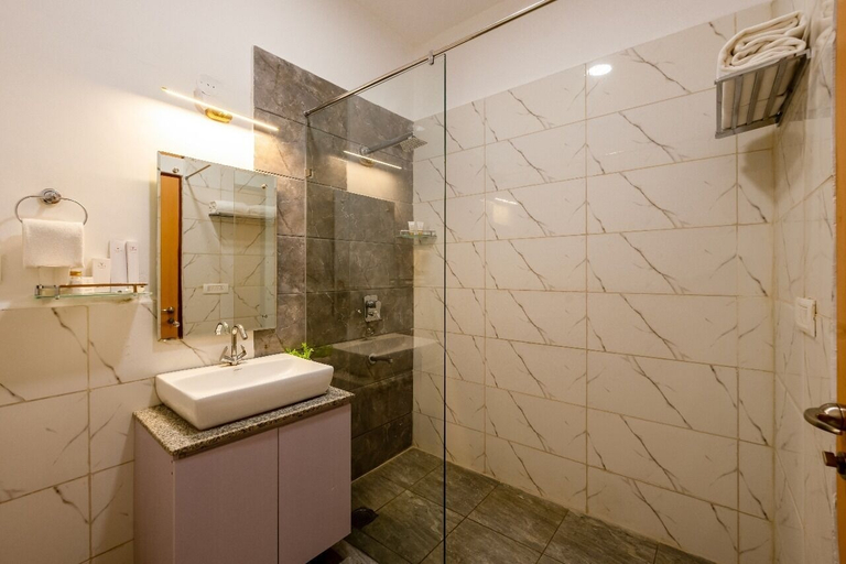 Bathroom 5, Aliste millennium City centre, Fortis, Gurugram, Gurgaon