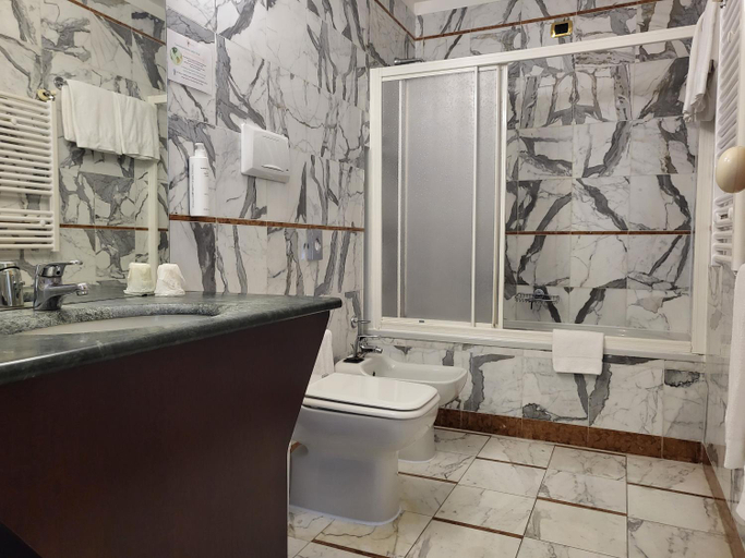 Bathroom 4, Hotel Alli Due Buoi Rossi, Alessandria