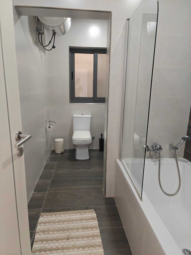 Bathroom 5, Pembroke Double Room with Private Bath